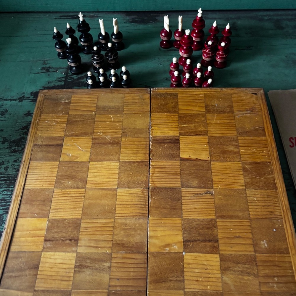 Vintage Hand Carved Wooden Chess Set Folding Board Red Black Pieces Decorative - Picture 2 of 10